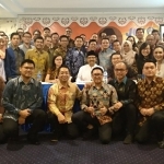 Gus Ipul saat foto bersama para pengusaha milenial di Gedung Srijaya Surabaya, Kamis (8/2).