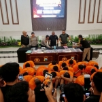 34 pria terlibat pesta seks gay yang dihadirkan di konferensi pers Polrestabes Surabaya