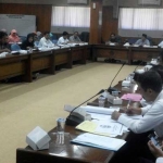 HEARING: Komisi A saat membahas pengaduan keberatan seleksi perangkat desa di Kecamatan Tulangan, di DPRD Sidoarjo, Rabu (10/5). foto: MUSTAIN/ BANGSAONLINE