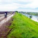 Sejumlah pengendara sepeda motor melewati tanggul lumpur Lapindo, Porong, Sidoarjo, Jawa Timur.