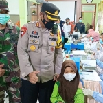 Kapolres AKBP Rogib Triyanto saat meninjau langsung pelaksanaan vaksinasi serentak yang dilaksanakan di Puskesmas Desa Sopa