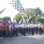 Bupati Pamekasan Baddrut Tamam memberangkatkan peserta lomba gerak jalan.