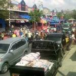 PADAT - Kondisi jalan raya di depan Pasar Tumpah Kecamatan Sumberejo tampak ramai dan padat. Meski demikian sampai saat ini arus lalu lintas di situ masih bisa dikendalikan. Foto: Eky Nurhadi/BANGSAONLINE