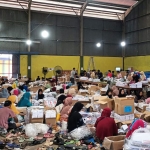Proses pelipatan surat suara di gudang logistik KPU Pamekasan, Jalan Raya Tlanakan.