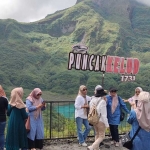 Para wisatawan saat berada di puncak Gunung Kelud untuk menikmati indahnya kawah. Foto: MUJI HARJITA/ BANGSAONLINE