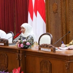 Gubernur Khofifah saat memimpin Rakor Pemprov Jatim Outlook 2023 bersama seluruh kepala OPD di Gedung Negara Grahadi, Surabaya.