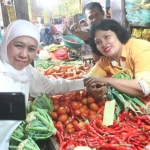 Khofifah saat mengunjungi Pasar Bangil, Pasuruan.