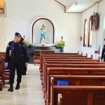 Sejumlah anggota kepolisian dari Polrestabes Surabaya melakukan sterilisasi di sejumlah Gereja di Kota Pahlawan.