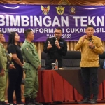 Wali Kota Kediri, Abdullah Abu Bakar (baju batik), saat memberi sambutan. Foto: Ist