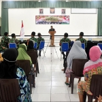 Kodim 0811 Tuban memberikan paket sembako kepada kaum duafa dan janda TNI (Warakawuri) di Kabupaten Tuban, Jumat (11/12/2020). (foto: ist)