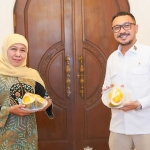 Khofifah menyambut kedatangan Giring dengan suguhan durian black thorn asal Srengat, Blitar.