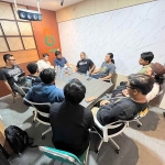 Para panitia Turnamen Futsal Riski Sadig Championship menggelar rapat membahas pelaksanaan teknis. Foto: Sulthon/Bangsaonline.