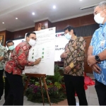 Penandatanganan "Komitmen Bersama Program Pemberantasan Korupsi Provinsi Jawa Timur" di Kantor Pemerintah Kota (Pemkot) Surabaya.