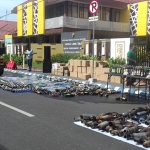 Pemusnahan terhadap ratusan knalpot brong dan ratusan botol miras., Senin (21/12/2020). (foto: ist)