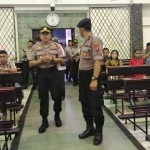 Para personel Polresta Sidoarjo cek keamanan gereja jelang Natal.