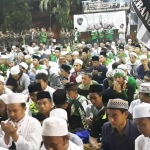 Ribuan kader Ansor dan Banser serta Bonek Mania larut dalam kegiatan Ansor NU Bersholawat di Masjid Cheng Ho dalam rangka Harlah GP Ansor ke-84. foto: DIDI ROSADI/ BANGSAONLINE