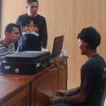 Pelaku saat diperiksa anggota Polsek Rogojampi