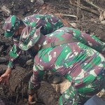 Anggota TNI, bersama beberapa pihak terkait saat berupaya mengevakuasi korban bencana banjir bandang di Kota Batu.
