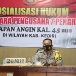 Kapolres Kediri AKBP Lukman Cahyono saat memberikan sosialisasi kepada para perajin senapan angin. foto: ist.
