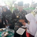 Bupati Tuban Fathul Huda dalam Gerakan memasyarakat makan ikan (Gemarikan) dan Gerakan makan telur dan minum susu bagi putra-putri Indonesia (Gemarampai).