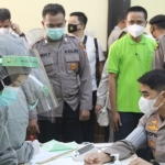 Kapolres Pasuruan AKBP Rofiq Ripto Himawan saat  menjalani tes kesehatan didampingin PJU serta jajaran.