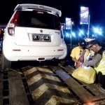 ?Petugas Polsek KPPP Tanjung Wangi dibantu beberapa polsek lain yang sedang mengoperasi di area pelabuahan.