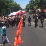 Ratusan massa aksi yang tergabung dalam GSJT saat melintasi Jalan A. Yani, Surabaya.