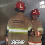 Petugas Damkarmat Bojonegoro saat melakukan pembasahan di titik-titik api.