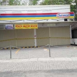 Indomaret di Dusun Srembi yang disegel Satpol PP karena tidak berizin. foto: SYUHUD/ BANGSAONLINE