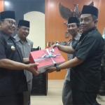 Bupati Blitar Drs. H. Rijanto M.M menyerahkan dokumen Raperda pertanggungjawaban tahun anggaran 2018 kepada pimpinan dewan.