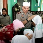 Kombespol Mohammad Iqbal saat memberikan santunan kepada anak yatim.