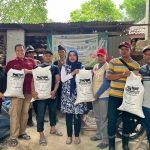 Para peternak bersama jajaran DKPP Pamekasan dan LPPM UTM foto bersama usai sosialisasi produk pupuk organik dan kebun bibit hijauan pakan ternak.