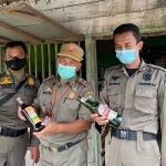 Petugas Satpol PP menunjukkan barang bukti berupa miras usai razia warung di wilayah Kecamatan Dukun, beberapa waktu lalu. foto: SYUHUD/ BANGSAONLINE