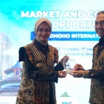 Wali Kota Kediri Vinanda Prameswati saat menerima cenderamata dari Direktur PT Surya Dhoho Investama, Maksin Arisandi. Foto: Ist.