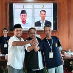 Aminuddin dan Chariris ditengahi Lutfil Hakim dalam Konfercab PWI Mojokerto.