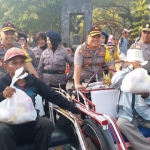 Kapolres dan Wakapolres Bangkalan saat menjajal menarik becak milik penerima sembako. Pemilik becak sebagai penumpang, sebagai wujud Polres Bangkalan dekat dengan masyarakat kecil.