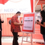 Plt. Wali Kota Surabaya Whisnu Sakti Buana menghadiri pembukaan layanan drive thru swab PCR/Antigen/Antibodi di Kotakami kompleks Jalan Mayjen Sungkono Nomor 153, Surabaya, Minggu (17/1).