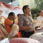 Wakapolres Kediri Kompol Andik Gunawan didampingi Kasat Reskrim Polres Kediri menunjukkan barang bukti bibit jagung ilegal. foto: ARIF KURNIAWAN/ BANGSAONLINE
