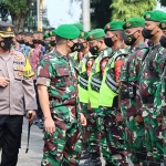 Kapolres Gresik, AKBP Mochamad Nur Azis, saat cek kesiapan pasukan pengamanan kunjungan presiden. Foto: SYUHUD/BANGSAONLINE