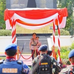 Upacara peringatan Hari Juang Polri 2025 di Surabaya. 