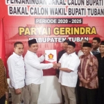 Agus Maimun saat menyerahkan berkas pendaftaran bakal cabup ke kantor DPC Gerindra Tuban.