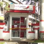 ATM Bank Jatim di depan Kantor Pemkab Blitar terlihat di police line.