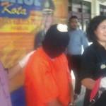 DIAMANKAN: Tersangka Aminudin, diapit Kasat Reskrim dan Kasubag Humas saat gelar perkara di Mapolres Malang Kota. foto: iwan/ BANGSAONLINE