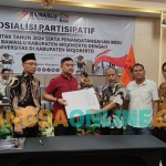 Bawaslu Kabupaten Mojokerto saat teken MoU dengan dua perguruan tinggi di acara yang dihelat di Hotel Aston Mojokerto. Foto: Yudi Eko Purnomo/BANGSAONLINE