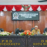 Para pimpinan dewan bersama Wali Kota Mojokerto, Ika Puspitasari, saat mengesahkan dua draft raperda eksekutif.

