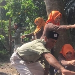 Sejumlah warga Kota Kediri saat menanam pohon di lokasi wisata Sumber Jiput Kelurahan, Rejomulyo, Kota Kediri. foto: ARIF K/ BANGSAONLINE