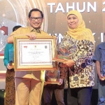 Ketua Umum Muslimat NU Khofifah Indar Parawansa saat menerima dua penghargaan dari Mendagri Titio Kanarvian di Hotel Kartika Candra Jakarta, Senin (25/11/2019). Foto: istimewa/bangsaonline.com