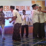 Walaupun debat memanas akhir pelaksanaan kembali sejuk. Kedua calon saling berpelukan bersalaman untuk mewujudkan pilkada yang damai dan aman.