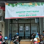 Kantor Koperasi Niaga Mandiri Sejahtera Indonesia (NMSI) yang berada di Jl. Patiunus Kota Kediri. Tampak Suyadi, istri, dan anaknya bersama investor lainnya sedang menunggu kepastian dari pihak koperasi. foto: MUJI HARJITA/ BANGSAONLINE