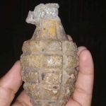 Sebuah granat nanas yang ditemukan oleh seorang pekerja penebang tebu di Wonoayu.